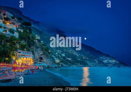 Positano ist ein Dorf und Comune an der Amalfiküste (Costiera Amalfitana), in Kampanien, Italien, vor allem in einer Enklave in den Hügeln hinunter zu den Stockfoto