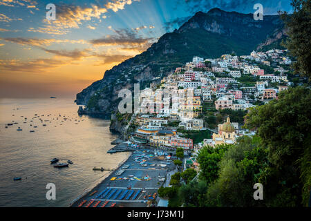 Positano ist ein Dorf und Comune an der Amalfiküste (Costiera Amalfitana), in Kampanien, Italien, vor allem in einer Enklave in den Hügeln hinunter zu den Stockfoto