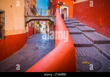 Straße in Guanajuato, Mexiko---Guanajuato ist eine Stadt und Gemeinde in Zentralmexiko und die Hauptstadt des Staates mit dem gleichen Namen. Es ist Teil Stockfoto