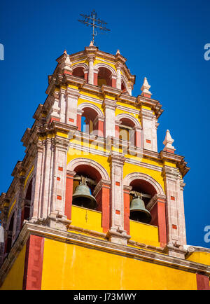 ---Guanajuato ist eine Stadt und Gemeinde in Zentralmexiko und die Hauptstadt des Staates mit dem gleichen Namen. Es ist Bestandteil der Makroregion Bajío. Stockfoto