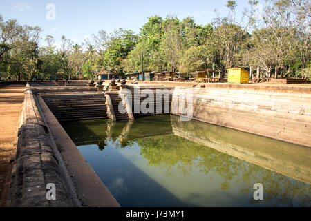 Alten Baden Behälter oder Teiche in den Ruinen der antiken Stadt von Anuradhapura, Sri Lanka. Stockfoto