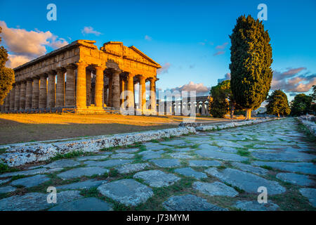 Paestum wurde eine große antike griechische Stadt an der Küste des Tyrrhenischen Meeres der Magna Graecia (Süditalien). Stockfoto