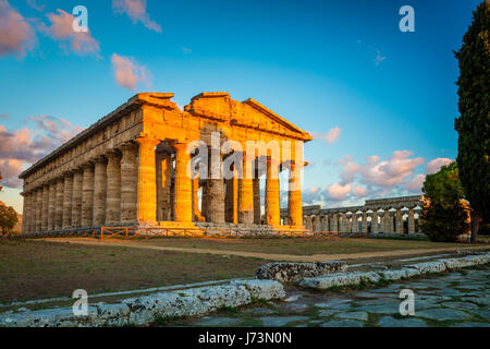 Paestum wurde eine große antike griechische Stadt an der Küste des Tyrrhenischen Meeres der Magna Graecia (Süditalien). Stockfoto