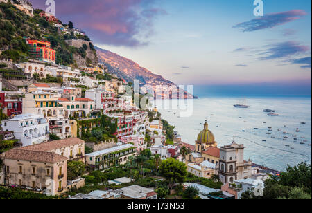 Positano ist ein Dorf und Comune an der Amalfiküste (Costiera Amalfitana), in Kampanien, Italien, vor allem in einer Enklave in den Hügeln hinunter zu den Stockfoto