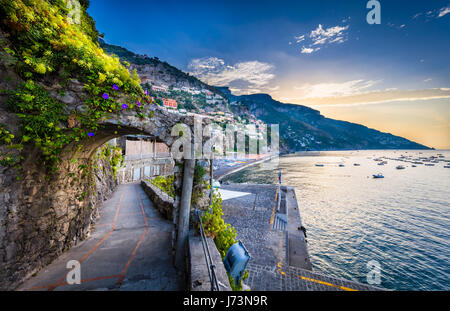 Positano ist ein Dorf und Comune an der Amalfiküste (Costiera Amalfitana), in Kampanien, Italien, vor allem in einer Enklave in den Hügeln hinunter zu den Stockfoto