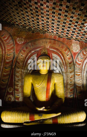 Eines der vielen Skulpturen des Buddha in Dambulla cave Tempel. Auch bekannt als die goldenen Tempel von Dambulla, Sri Lanka. Stockfoto