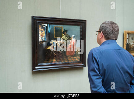 Menschen betrachten Gemälde von Johannes Vermeer, das Glas des Weines, im Museum in Gemäldegalerie am Kulturforum in Berlin, Deutschland