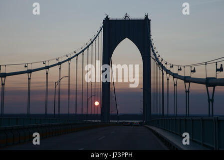 Sonnenuntergang über Claiborne Pell Brücke in Newport, Rhode Island, USA. Stockfoto