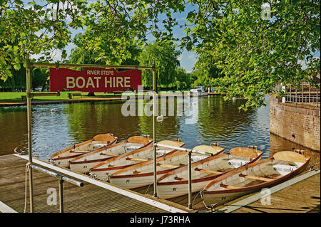 Weiß rudern Boote auf dem Fluss Avon in Stratford-upon-Avon, Warwickshire. Stockfoto