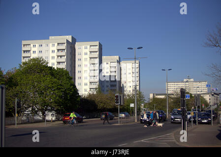 Cambuslang Hauptstraße Stadtzentrum in einem sonnigen Tag Ampel überqueren von berühmten Verschmutzung center Stockfoto