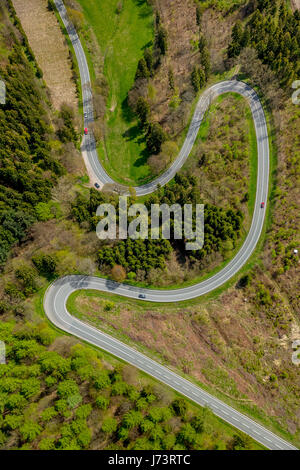 L 870 bei Bilstein, Kurven, Serpentinen, Motorrad-Route, gefährliche Kurven, Spitzkehre, Brilon, Sauerland, Hochsauerlandkreis, Nordrhein-Westphali Stockfoto