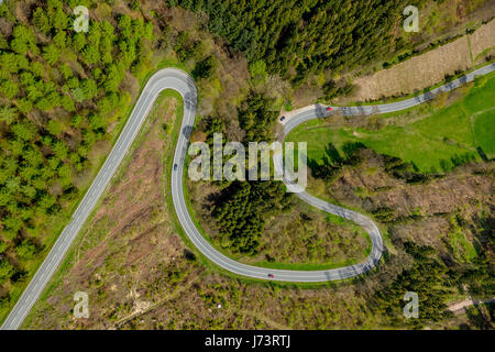 L 870 bei Bilstein, Kurven, Serpentinen, Motorrad-Route, gefährliche Kurven, Spitzkehre, Brilon, Sauerland, Hochsauerlandkreis, Nordrhein-Westphali Stockfoto