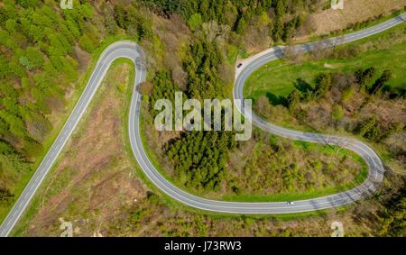 L 870 bei Bilstein, Kurven, Serpentinen, Motorrad-Route, gefährliche Kurven, Spitzkehre, Brilon, Sauerland, Hochsauerlandkreis, Nordrhein-Westphali Stockfoto