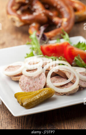 Bayerischer Wurstsalat mit Brezel Stockfoto