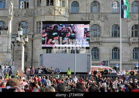 Hannover 96 startete die offizielle Aufstiegsparty am Montag auf dem Trammplatz vor den Rathaus Stockfoto