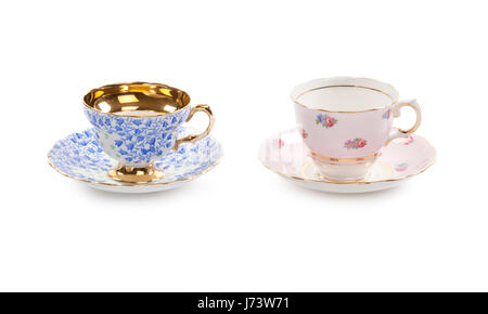 Hochauflösender Nahaufnahme von vier schöne antike Teetassen mit Untertassen isoliert auf einem weißen Hintergrund. Stockfoto