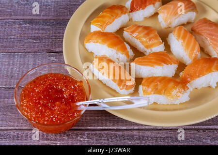 Kaviar. Roter Kaviar in viele Meeresfrüchte Sushi lecker frisches japanisches Sushi mit erlesenen Speisen großen plan Stockfoto