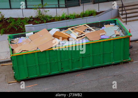 Recycling Container Müll auf Ökologie und Umwelt Stockfoto