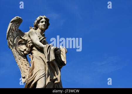 Engel Marmorstatue mit Bekleidungs- und Würfel, ein 17. Jahrhundert barockes Meisterwerk auf heilige Engel Brücke in Rom (mit blauen Himmel und Kopie) Stockfoto