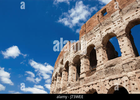 Kolosseum monumentalen Arkaden mit blauem Himmel in Rom Stockfoto