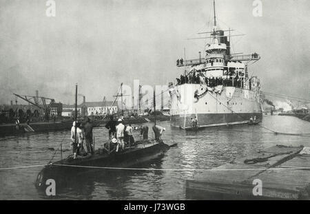 Holland, erste u-Boot der Marine der Vereinigten Staaten. Im Jahre 1898 ins Leben gerufen. Hier abgebildet mit der russischen Linienschiff Retvizan betreten Trockendock. Die Retvizan wurde danach im russisch-japanischen Krieg versenkt. Stockfoto