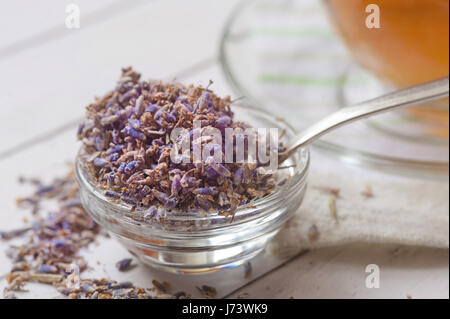 Haufen von Lavendelblüten, gesunde Tee in die Tasse, Teekanne und Beutel gefüllt mit getrockneten Lavendel. Retro abgeschwächt. Stockfoto