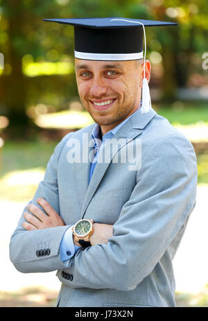 Happy graduateing Student trägt die Staffelung hat Stockfoto