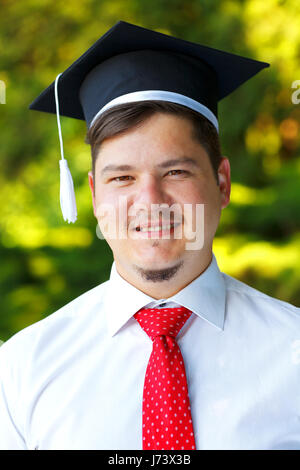 Happy graduateing Student trägt die Staffelung hat Stockfoto