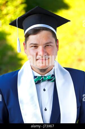 Happy graduateing Student trägt die Staffelung hat Stockfoto