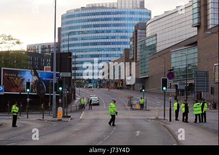 Polizeistreife außerhalb der Manchester Arena verließ am Morgen nach ein mutmaßlicher Terroranschlag am Ende eines Konzerts von uns star Ariana Grande 19 Tote. Stockfoto