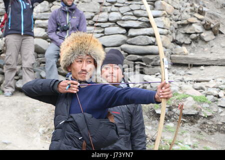 Pfeil Rollenspiel auf lokalen Feier gespielt. Manang Nepal Stockfoto