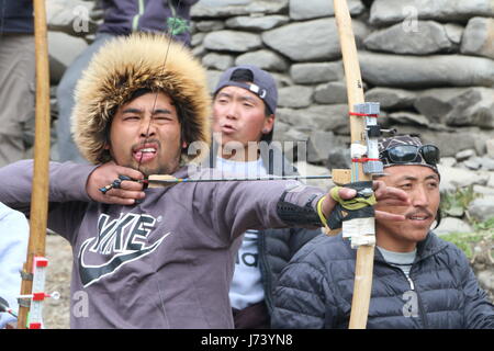 Pfeil Rollenspiel auf lokalen Feier gespielt. Manang Nepal Stockfoto