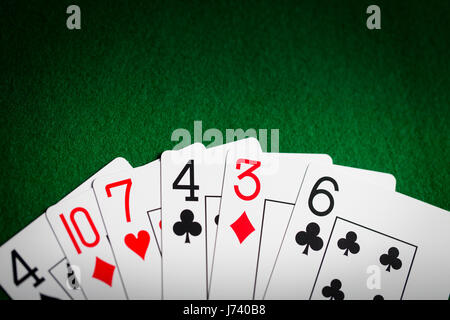 Pokerhand von Spielkarten auf grüne Casino Tuch Stockfoto