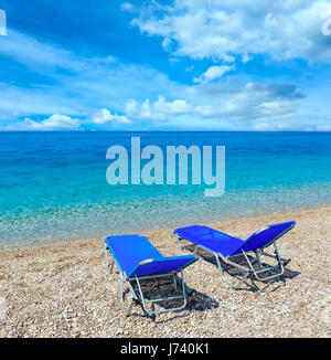 Sommer morgen kiesiger Strand mit Sonnenliegen (Albanien). Zwei Schüsse feststeppen Bild mit hoher Auflösung. Stockfoto