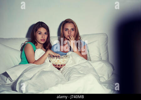 Freunde mit Popcorn und vor dem Fernseher zu Hause Stockfoto