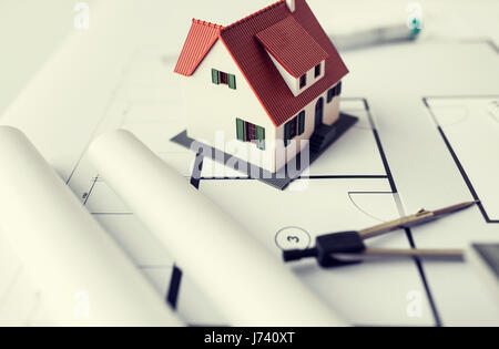 Nahaufnahme eines Hausmodells auf architektonischen Entwurf Stockfoto