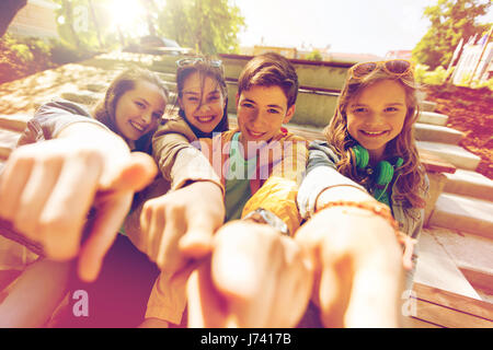 Teenager Freunde oder Studenten mit Finger auf Sie Stockfoto