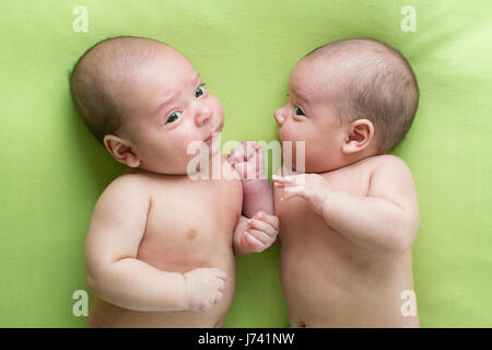 Lustige Baby Kleinkind Jungen Zwillingsbrüder Stockfoto