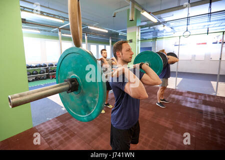 Gruppe von Männern, die training mit Hanteln im Fitnessstudio Stockfoto