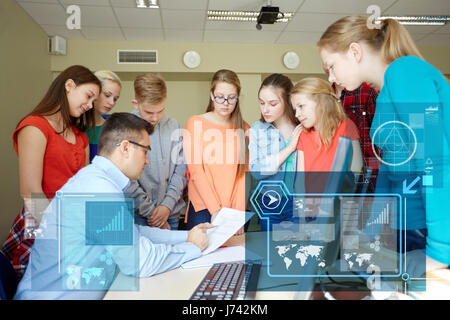 Gruppe von Schülern und Lehrer mit Prüfungen in der Schule Stockfoto