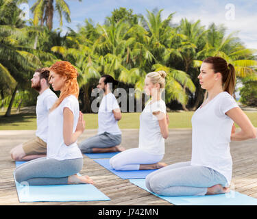 Menschen, die Yoga in Held-Pose im freien Stockfoto