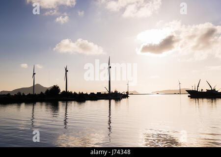 Turbinen im Windpark am Meeresufer Stockfoto