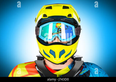 Mountain Bike Freeride downhill Fahrer Porträt mit extremer Peitsche springen Reflexion in Goggle auf weißem Hintergrund Stockfoto