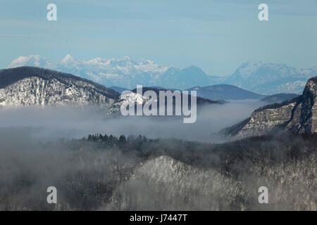 Wintermorgen mit einem Nebel in Bergen von Kroatien Stockfoto