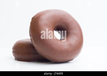 Schokoladen Donuts isoliert auf weißem Hintergrund Stockfoto