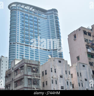 Umbau der heruntergekommenen Gegend in Kowloon wo Wohnblock allmählich Geschäftshaus weicht. Stockfoto