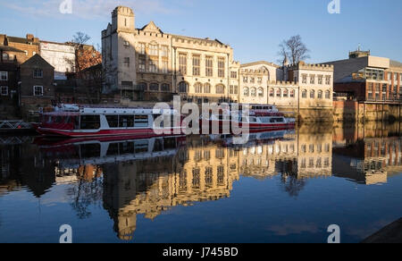 Winter Sonne am Flussufer Bauten und Boote, City of York, England, UK Stockfoto