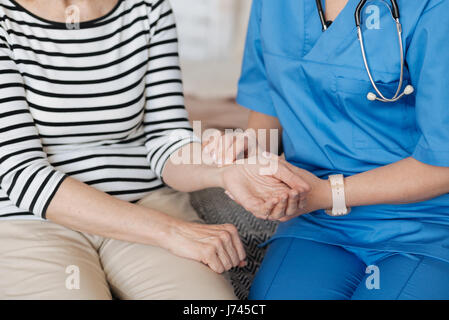 Sanfte geschickter Arzt prüfen, wie Patienten schlagendes Herz Stockfoto