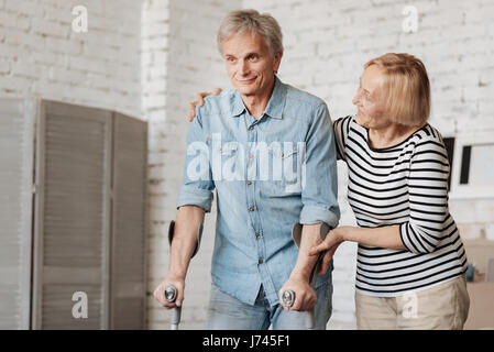 Lebendige charmante älteres paar Erholung gemeinsam durchlaufen Stockfoto