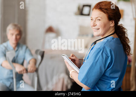 Lebendige atemberaubende Arzt die professionelle Dienstleistungen zu Hause Stockfoto